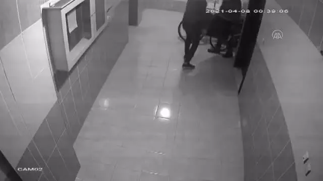 Evden kömür sobası hırsızlığı güvenlik kamerasına yansıdı Evden kömür sobası hırsızlığı güvenlik kamerasına yansıdı