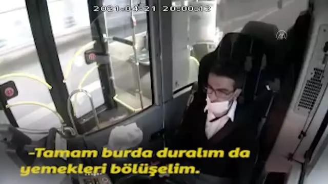 Halk otobüsü şoförünün iftar yemeğini yolcusuyla paylaşması kameraya yansıdı Halk otobüsü şoförünün iftar yemeğini yolcusuyla paylaşması kameraya yansıdı