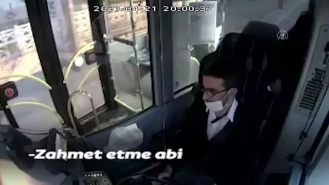Halk otobüsü şoförünün iftar yemeğini yolcusuyla paylaşması kameraya yansıdı Halk otobüsü şoförünün iftar yemeğini yolcusuyla paylaşması kameraya yansıdı