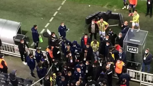 Tense moments in Kadıköy! Emre Belözoğlu and Volkan Demirel had a friction with the opponent that made the corridors groan at the end of the match. Tense moments in Kadıköy! Emre Belözoğlu and Volkan Demirel had a friction with the opponent that made the corridors groan at the end of the match