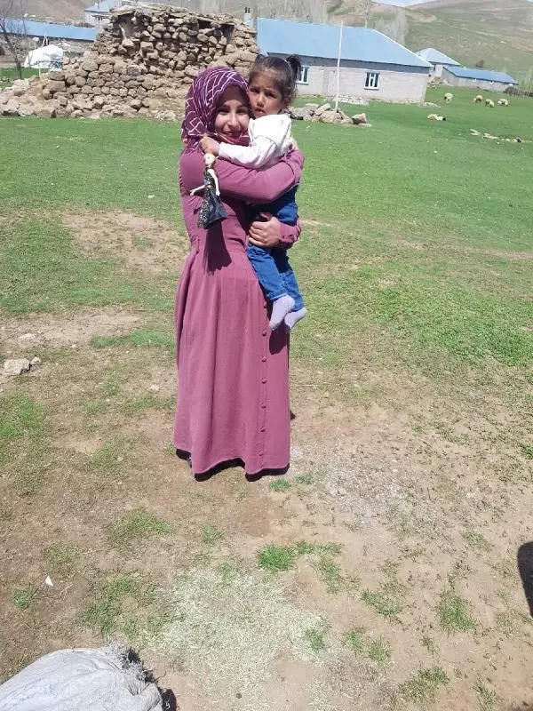 KAYBOLAN KIZI ŞEYMA'YA KAVUŞAN ANNEDEN EKİPLERE TEŞEKKÜR KAYBOLAN KIZI ŞEYMA'YA KAVUŞAN ANNEDEN EKİPLERE TEŞEKKÜR