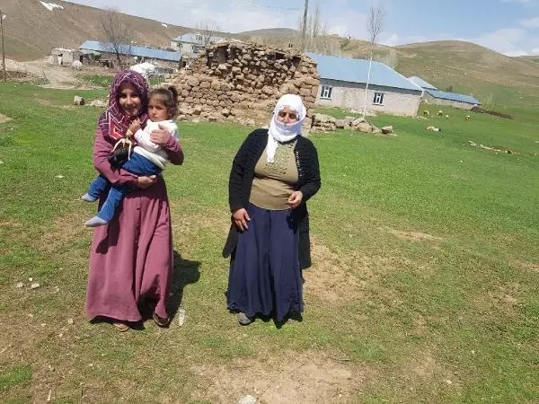 KAYBOLAN KIZI ŞEYMA'YA KAVUŞAN ANNEDEN EKİPLERE TEŞEKKÜR KAYBOLAN KIZI ŞEYMA'YA KAVUŞAN ANNEDEN EKİPLERE TEŞEKKÜR