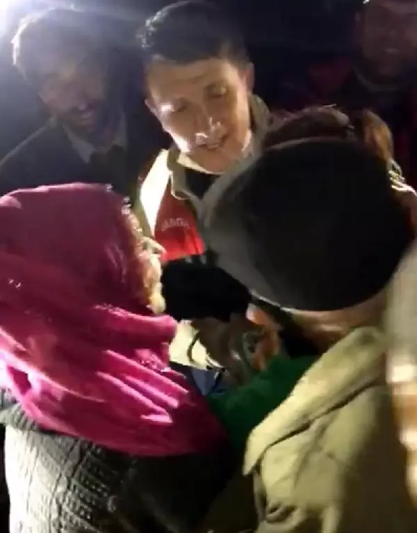 KAYBOLAN KIZI ŞEYMA'YA KAVUŞAN ANNEDEN EKİPLERE TEŞEKKÜR KAYBOLAN KIZI ŞEYMA'YA KAVUŞAN ANNEDEN EKİPLERE TEŞEKKÜR