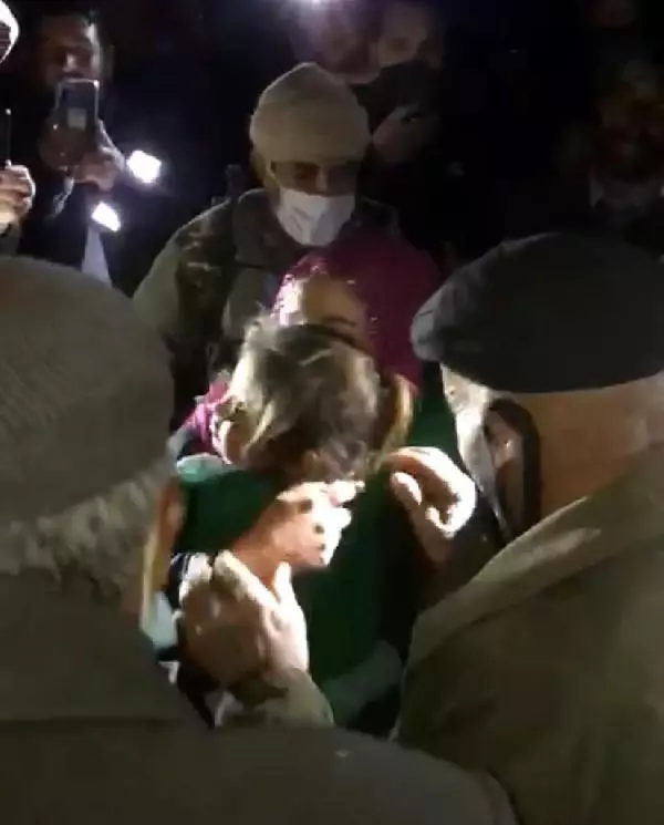 KAYBOLAN KIZI ŞEYMA'YA KAVUŞAN ANNEDEN EKİPLERE TEŞEKKÜR KAYBOLAN KIZI ŞEYMA'YA KAVUŞAN ANNEDEN EKİPLERE TEŞEKKÜR