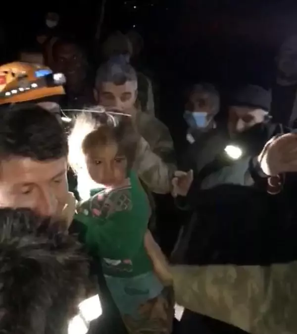 KAYBOLAN KIZI ŞEYMA'YA KAVUŞAN ANNEDEN EKİPLERE TEŞEKKÜR KAYBOLAN KIZI ŞEYMA'YA KAVUŞAN ANNEDEN EKİPLERE TEŞEKKÜR