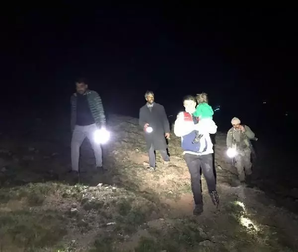 KAYBOLAN KIZI ŞEYMA'YA KAVUŞAN ANNEDEN EKİPLERE TEŞEKKÜR KAYBOLAN KIZI ŞEYMA'YA KAVUŞAN ANNEDEN EKİPLERE TEŞEKKÜR