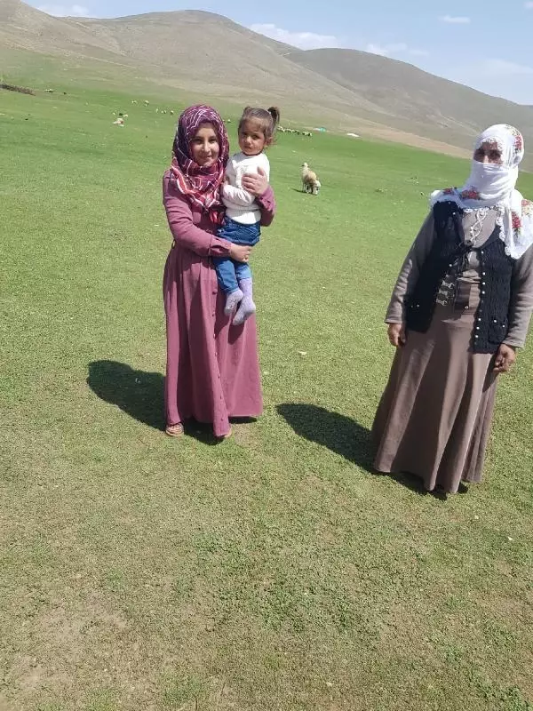 KAYBOLAN KIZI ŞEYMA'YA KAVUŞAN ANNEDEN EKİPLERE TEŞEKKÜR KAYBOLAN KIZI ŞEYMA'YA KAVUŞAN ANNEDEN EKİPLERE TEŞEKKÜR