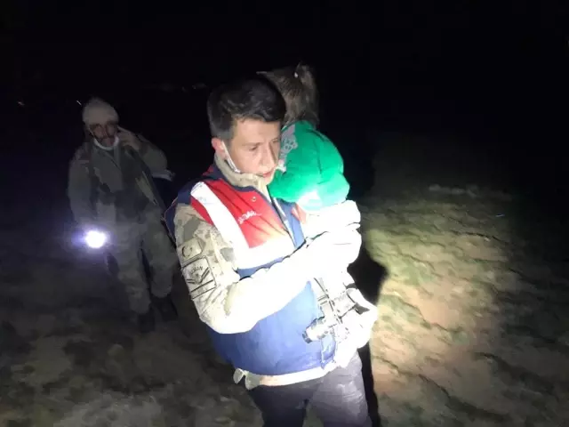 3 yaşındaki kayıp çocuk taşların arasında oturur vaziyette bulundu 3 yaşındaki kayıp çocuk taşların arasında oturur vaziyette bulundu