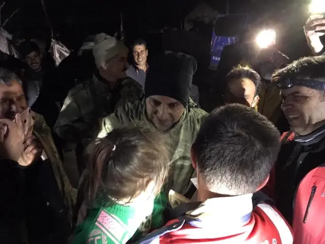 3 yaşındaki kayıp çocuk taşların arasında oturur vaziyette bulundu 3 yaşındaki kayıp çocuk taşların arasında oturur vaziyette bulundu