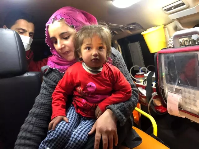 3 yaşındaki kayıp çocuk taşların arasında oturur vaziyette bulundu 3 yaşındaki kayıp çocuk taşların arasında oturur vaziyette bulundu