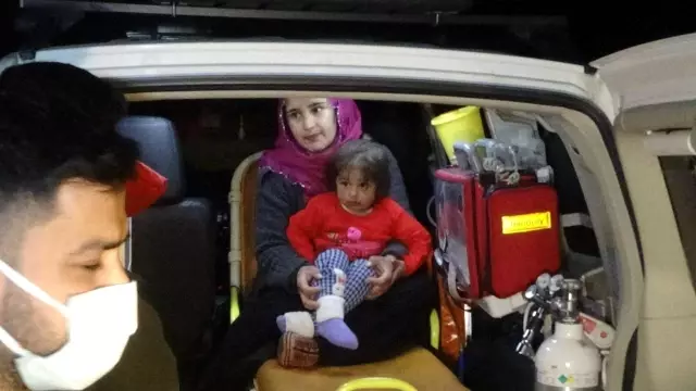 3 yaşındaki kayıp çocuk taşların arasında oturur vaziyette bulundu 3 yaşındaki kayıp çocuk taşların arasında oturur vaziyette bulundu