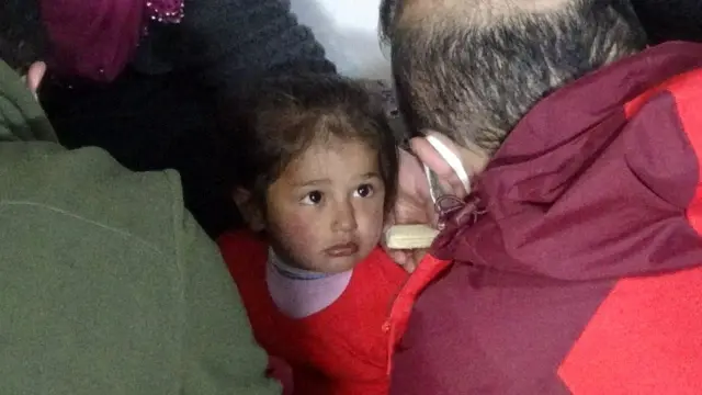 3 yaşındaki kayıp çocuk taşların arasında oturur vaziyette bulundu 3 yaşındaki kayıp çocuk taşların arasında oturur vaziyette bulundu