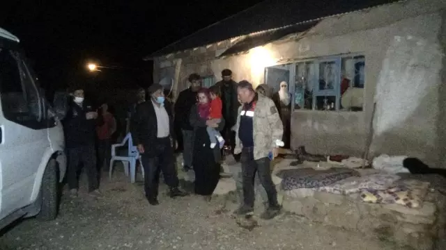3 yaşındaki kayıp çocuk taşların arasında oturur vaziyette bulundu 3 yaşındaki kayıp çocuk taşların arasında oturur vaziyette bulundu