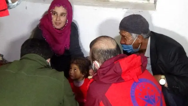 3 yaşındaki kayıp çocuk taşların arasında oturur vaziyette bulundu 3 yaşındaki kayıp çocuk taşların arasında oturur vaziyette bulundu