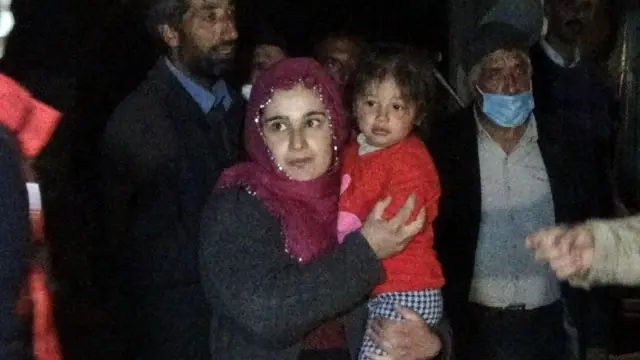 3 yaşındaki kayıp çocuk taşların arasında oturur vaziyette bulundu 3 yaşındaki kayıp çocuk taşların arasında oturur vaziyette bulundu