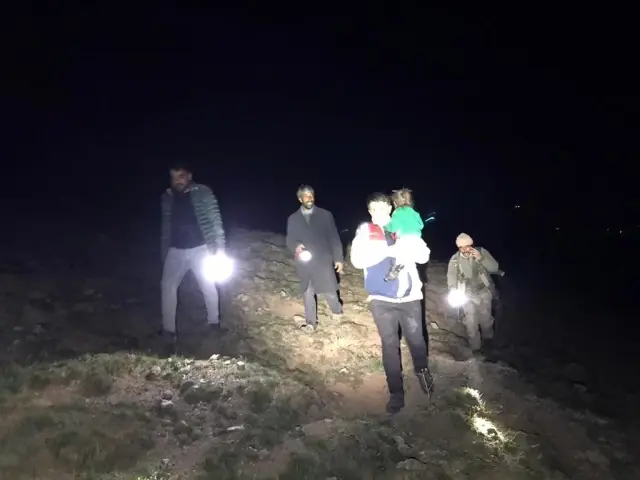 3 yaşındaki kayıp çocuk taşların arasında oturur vaziyette bulundu 3 yaşındaki kayıp çocuk taşların arasında oturur vaziyette bulundu