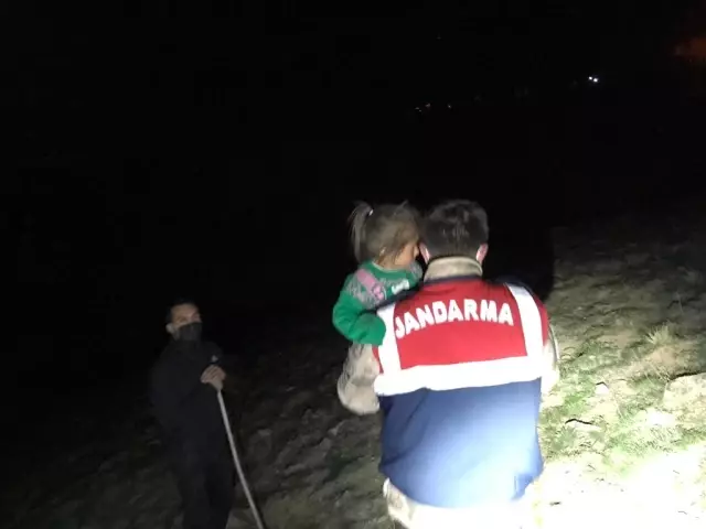 3 yaşındaki kayıp çocuk taşların arasında oturur vaziyette bulundu 3 yaşındaki kayıp çocuk taşların arasında oturur vaziyette bulundu