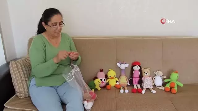 Kemoterapi de gördüğü çocukların yüzlerini ördüğü bebeklerle güldürdü Kemoterapi de gördüğü çocukların yüzlerini ördüğü bebeklerle güldürdü