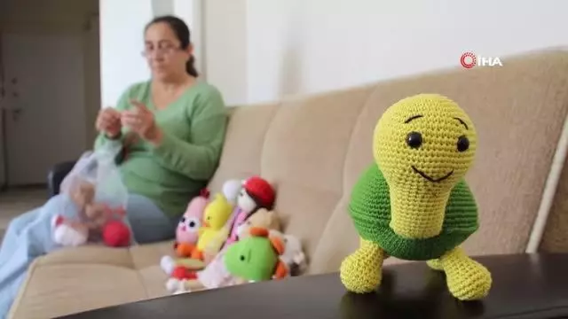 Kemoterapi de gördüğü çocukların yüzlerini ördüğü bebeklerle güldürdü Kemoterapi de gördüğü çocukların yüzlerini ördüğü bebeklerle güldürdü