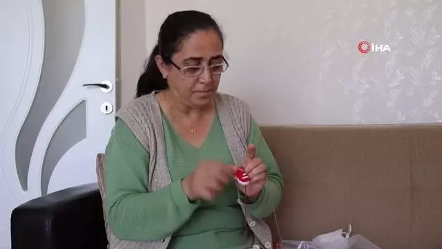 Kemoterapi de gördüğü çocukların yüzlerini ördüğü bebeklerle güldürdü Kemoterapi de gördüğü çocukların yüzlerini ördüğü bebeklerle güldürdü
