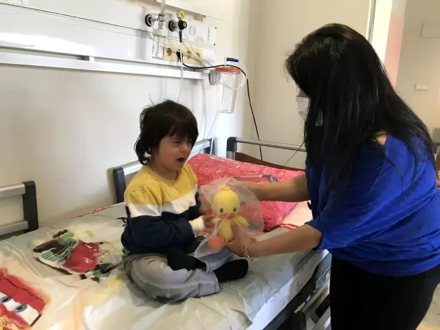 Kemoterapi de gördüğü çocukların yüzlerini ördüğü bebeklerle güldürdü Kemoterapi de gördüğü çocukların yüzlerini ördüğü bebeklerle güldürdü