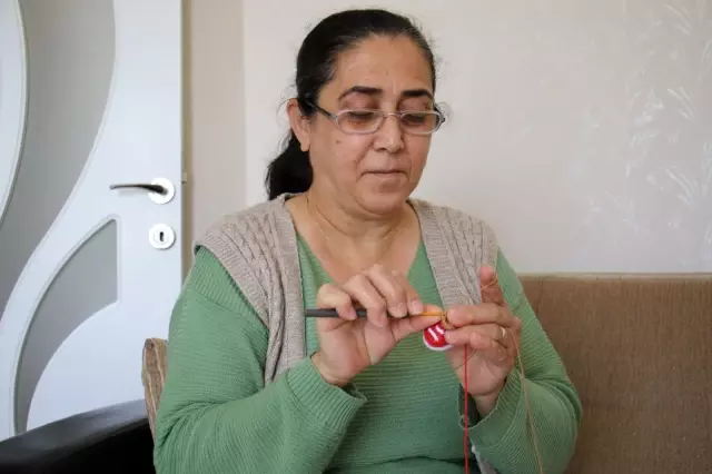 Kemoterapi de gördüğü çocukların yüzlerini ördüğü bebeklerle güldürdü Kemoterapi de gördüğü çocukların yüzlerini ördüğü bebeklerle güldürdü