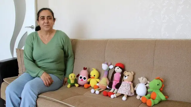 Kemoterapi de gördüğü çocukların yüzlerini ördüğü bebeklerle güldürdü Kemoterapi de gördüğü çocukların yüzlerini ördüğü bebeklerle güldürdü