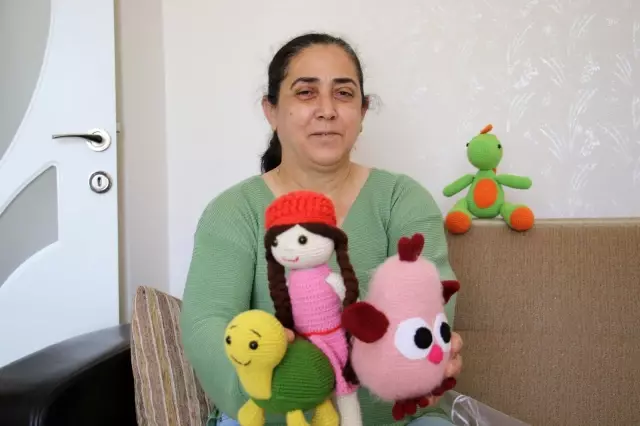 Kemoterapi de gördüğü çocukların yüzlerini ördüğü bebeklerle güldürdü Kemoterapi de gördüğü çocukların yüzlerini ördüğü bebeklerle güldürdü