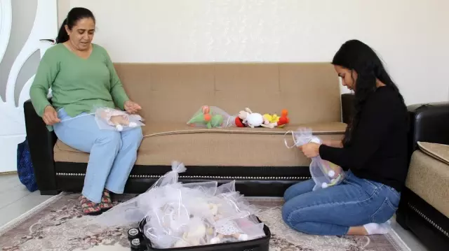 Kemoterapi de gördüğü çocukların yüzlerini ördüğü bebeklerle güldürdü Kemoterapi de gördüğü çocukların yüzlerini ördüğü bebeklerle güldürdü