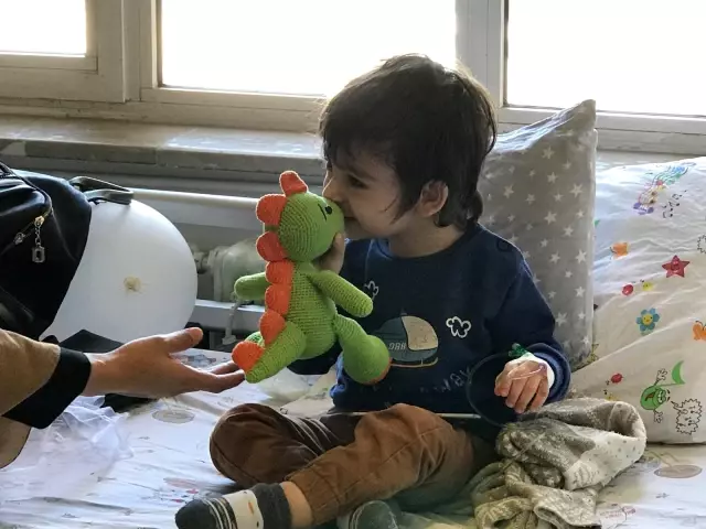 Kemoterapi de gördüğü çocukların yüzlerini ördüğü bebeklerle güldürdü Kemoterapi de gördüğü çocukların yüzlerini ördüğü bebeklerle güldürdü