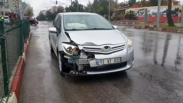 Kısıtlama saatinde 2 araç kavşakta bir birine girdi Kısıtlama saatinde 2 araç kavşakta bir birine girdi