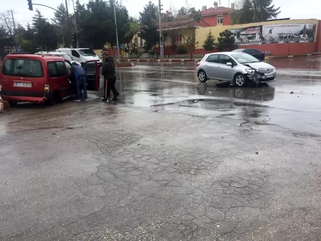 Kısıtlama saatinde 2 araç kavşakta bir birine girdi Kısıtlama saatinde 2 araç kavşakta bir birine girdi