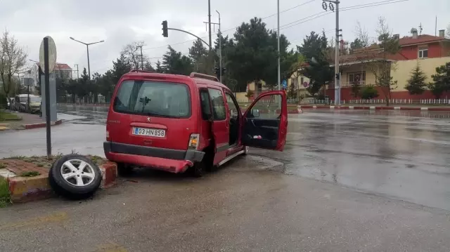 Kısıtlama saatinde 2 araç kavşakta bir birine girdi Kısıtlama saatinde 2 araç kavşakta bir birine girdi