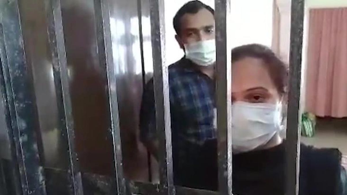 Karantinayı ihlal eden çift, komşuları tarafından demir parmaklıklarla eve hapsedildi