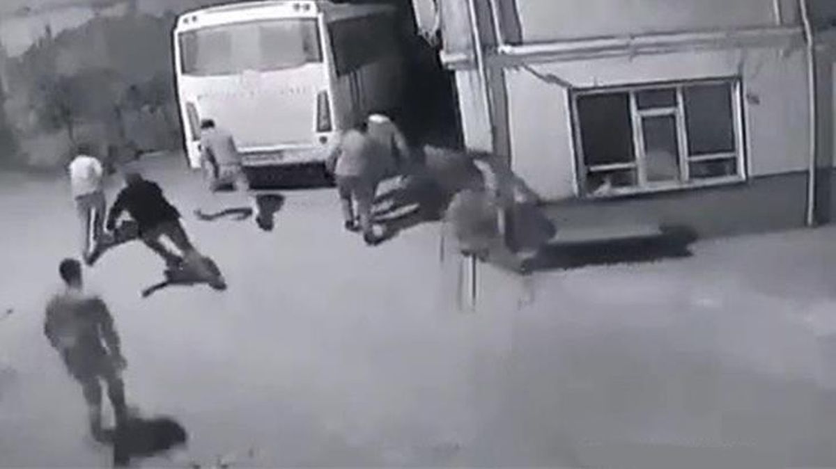 Köy meydanında muhabbet eden erkekler jandarmayı görünce böyle kaçıştı