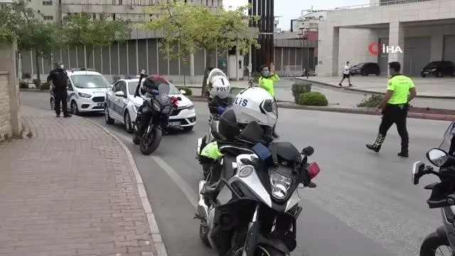 Ön plakası olmayan ciple yakalandı, 'Aracımda 1 trilyon var burada bırakamam' dedi polisle tartıştı tartışması Ön plakası olmayan ciple yakalandı, 'Aracımda 1 trilyon var burada bırakamam' dedi polisle tartıştı tartışması