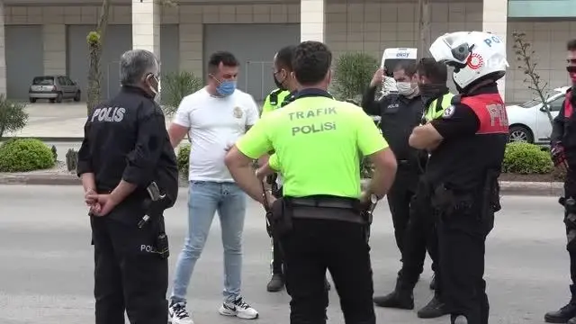 Ön plakası olmayan ciple yakalandı, 'Aracımda 1 trilyon var burada bırakamam' dedi polisle tartıştı tartışması Ön plakası olmayan ciple yakalandı, 'Aracımda 1 trilyon var burada bırakamam' dedi polisle tartıştı tartışması