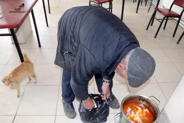 PANDEMİDE KAPANAN KAHVEHANESİNİ SOKAK HAYVANLARINA AÇTI PANDEMİDE KAPANAN KAHVEHANESİNİ SOKAK HAYVANLARINA AÇTI