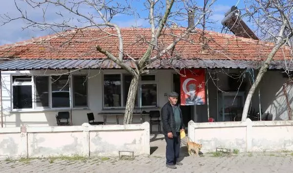 PANDEMİDE KAPANAN KAHVEHANESİNİ SOKAK HAYVANLARINA AÇTI PANDEMİDE KAPANAN KAHVEHANESİNİ SOKAK HAYVANLARINA AÇTI