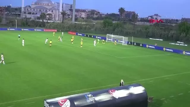 SPOR Gol kraliçeliğinde Zelal ve Bassira Tourre 5 golle ilk sırada SPOR Gol kraliçeliğinde Zelal ve Bassira Tourre 5 golle ilk sırada