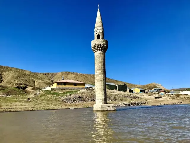 Son dakika haberi! Su altından yükselen minare görsel şölen sunuyor Son dakika haberi! Su altından yükselen minare görsel şölen sunuyor