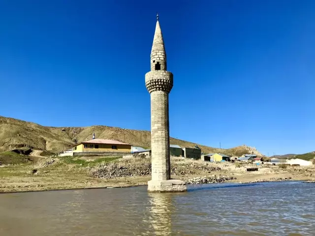 Son dakika haberi! Su altından yükselen minare görsel şölen sunuyor Son dakika haberi! Su altından yükselen minare görsel şölen sunuyor