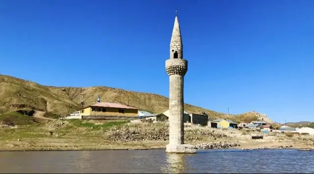 Son dakika haberi! Su altından yükselen minare görsel şölen sunuyor Son dakika haberi! Su altından yükselen minare görsel şölen sunuyor