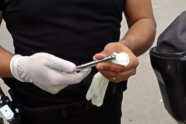 Üzerinden çıkmayan suç aleti kalmadı, 'Kanallara çıkayım da iyi tanısın insanlar beni' dedi Üzerinden çıkmayan suç aleti kalmadı, 'Kanallara çıkayım da iyi tanısın insanlar beni' dedi