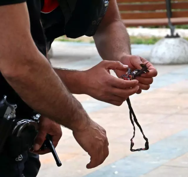Üzerinden çıkmayan suç aleti kalmadı, 'Kanallara çıkayım da iyi tanısın insanlar beni' dedi Üzerinden çıkmayan suç aleti kalmadı, 'Kanallara çıkayım da iyi tanısın insanlar beni' dedi