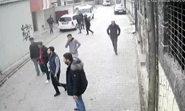 Son dakika! 16 YAŞINDAKİ KIZI İSTEME KAVGASINDA SİLAHLAR KULLANILDI; OLAY ANI KAMERADA - 2 Son dakika! 16 YAŞINDAKİ KIZI İSTEME KAVGASINDA SİLAHLAR KULLANILDI; OLAY ANI KAMERADA - 2
