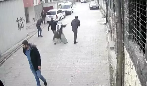 Son dakika! 16 YAŞINDAKİ KIZI İSTEME KAVGASINDA SİLAHLAR KULLANILDI; OLAY ANI KAMERADA - 2 Son dakika! 16 YAŞINDAKİ KIZI İSTEME KAVGASINDA SİLAHLAR KULLANILDI; OLAY ANI KAMERADA - 2