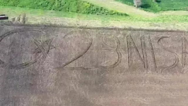 17 dönümlük tarlasına sabanla yazdığı yazılar büyük beğeni topladı 17 dönümlük tarlasına sabanla yazdığı yazılar büyük beğeni topladı