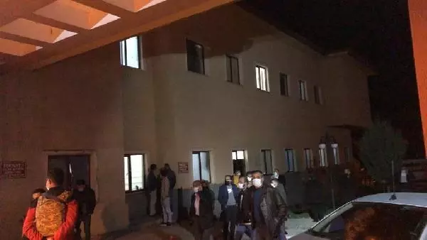 Son dakika haberleri: AĞRI'DA AKRABA İKİ AİLE ARASINDA İFTAR VAKTİ ARAZİ KAVGASI: 1 ÖLÜ, 12 YARALI Son dakika haberleri: AĞRI'DA AKRABA İKİ AİLE ARASINDA İFTAR VAKTİ ARAZİ KAVGASI: 1 ÖLÜ, 12 YARALI