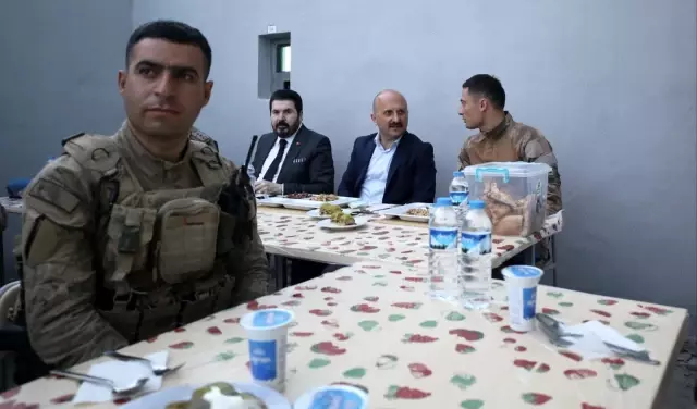 Ağrı Valisi Varol iftarını Mehmetçik ile birlikte açtı Ağrı Valisi Varol iftarını Mehmetçik ile birlikte açtı